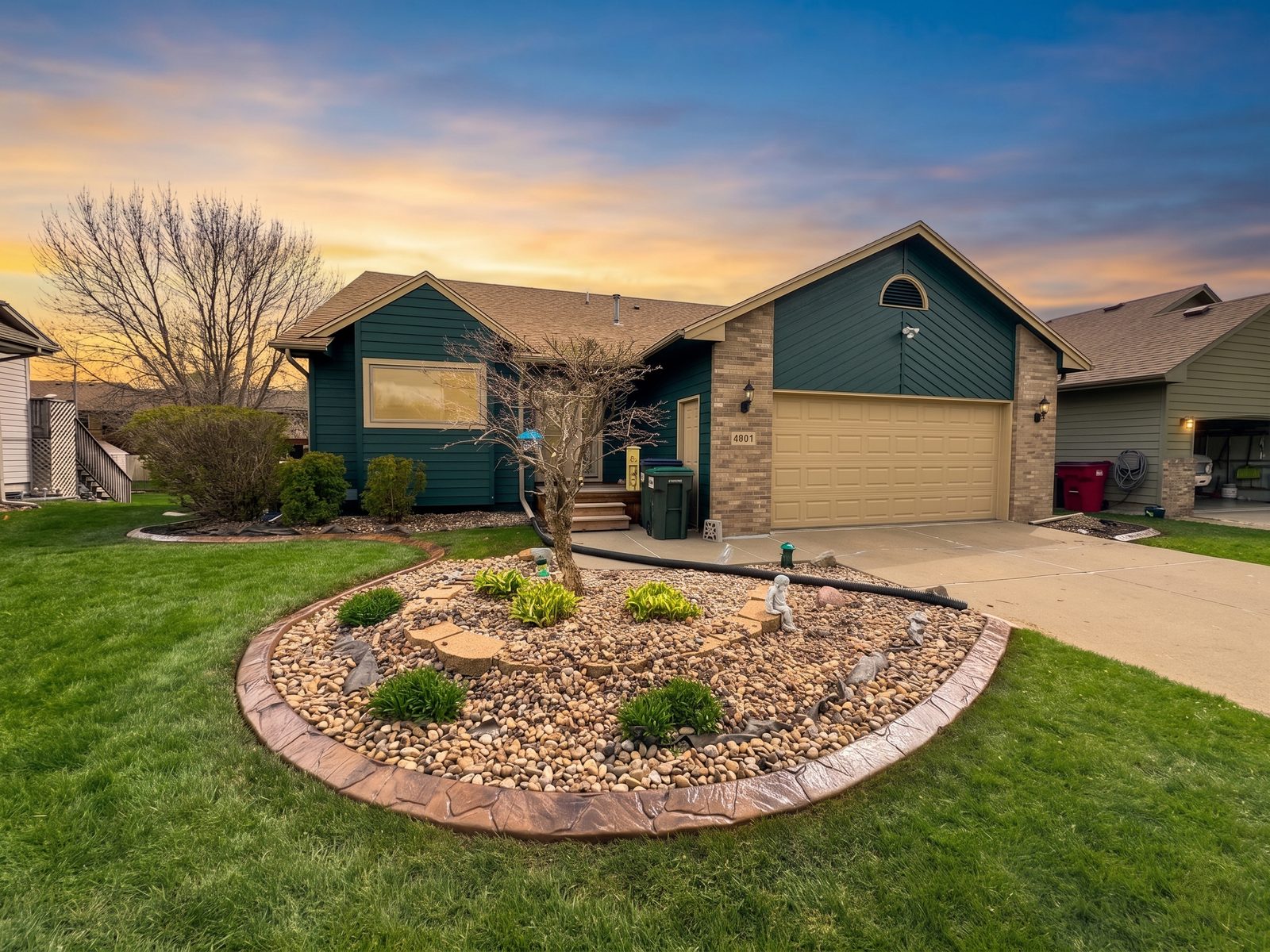 Decorative concrete curbing