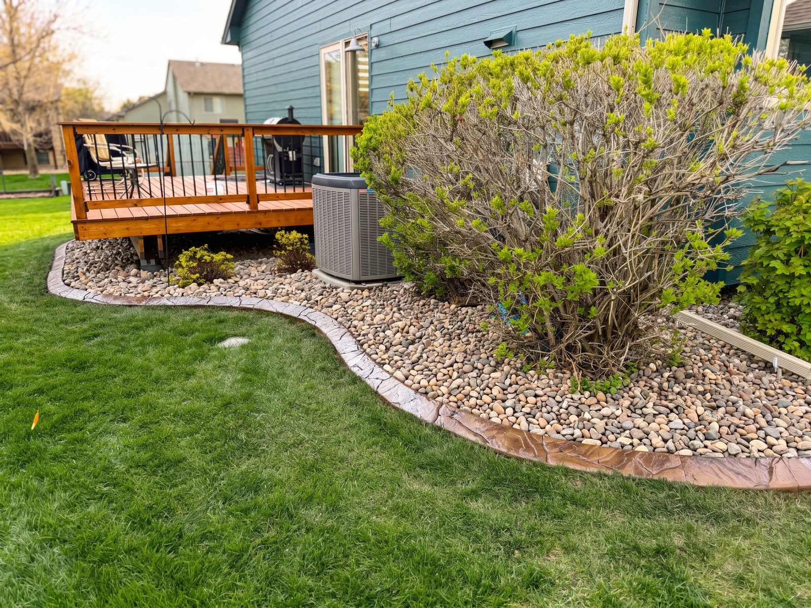 Decorative concrete curbing