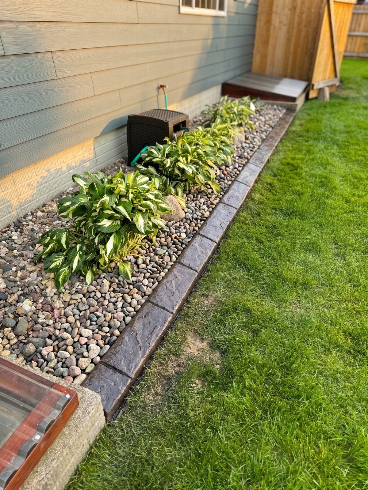 Decorative concrete curbing