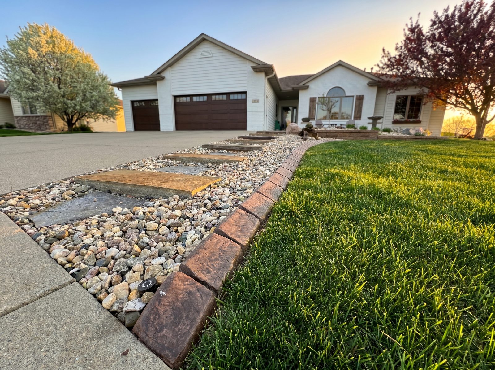 Decorative concrete curbing