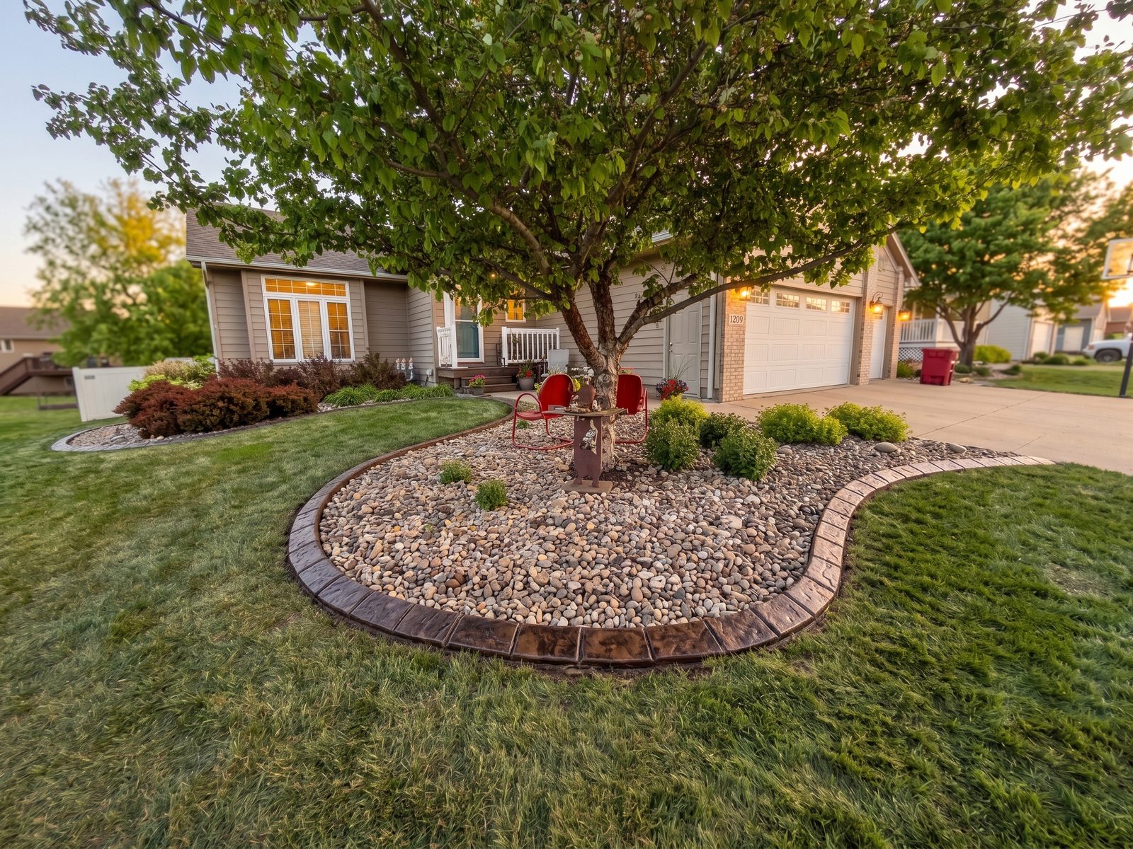 Decorative concrete curbing
