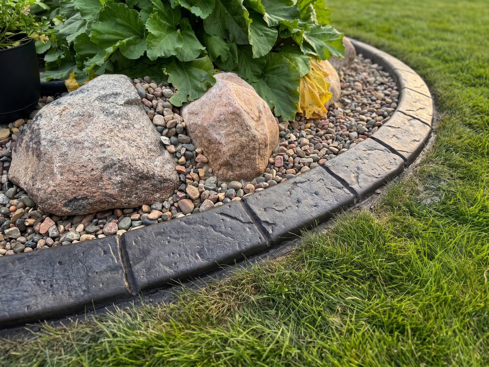 Decorative concrete curbing
