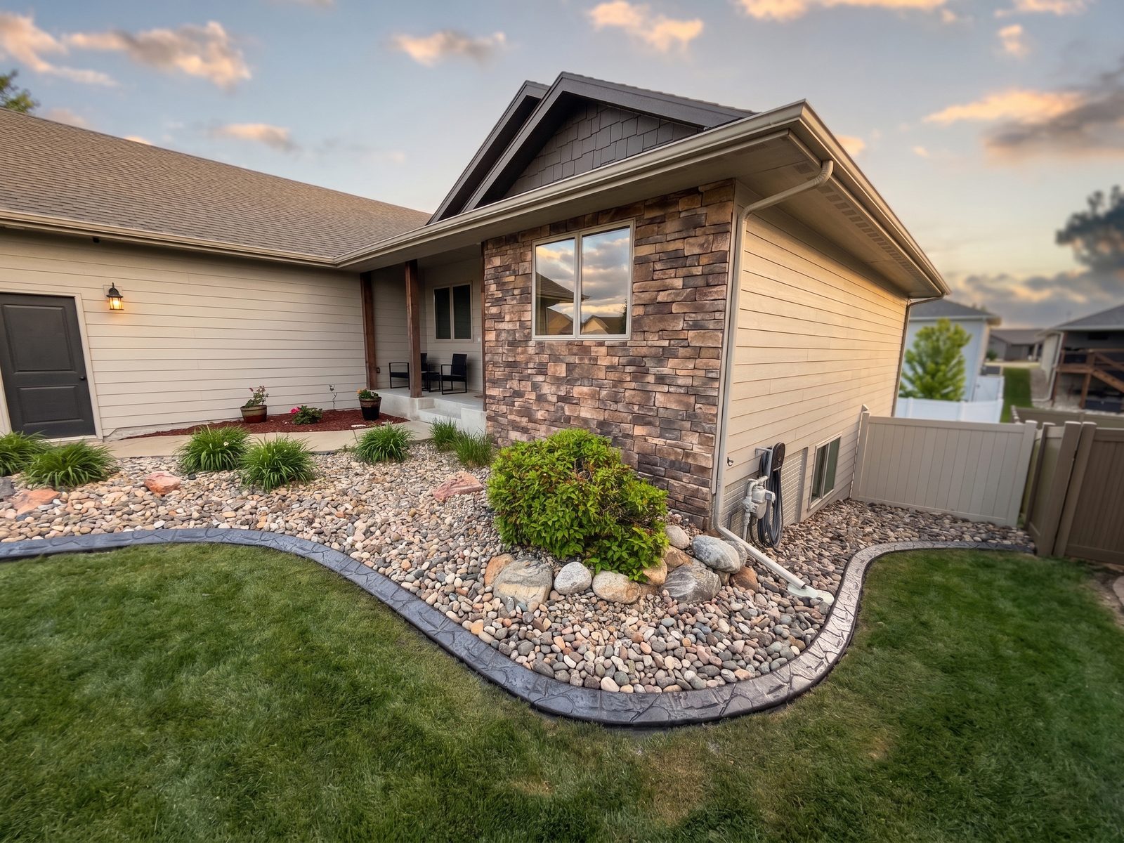 Decorative concrete curbing